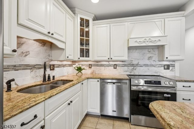 106 Stephanie Dr, North Caldwell Boro, NJ 07006