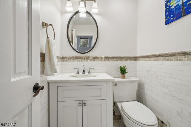 106 Stephanie Dr, North Caldwell Boro, NJ 07006