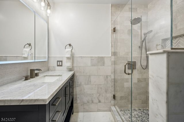 106 Stephanie Dr, North Caldwell Boro, NJ 07006