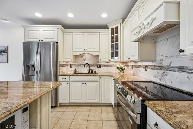 106 Stephanie Dr, North Caldwell Boro, NJ 07006