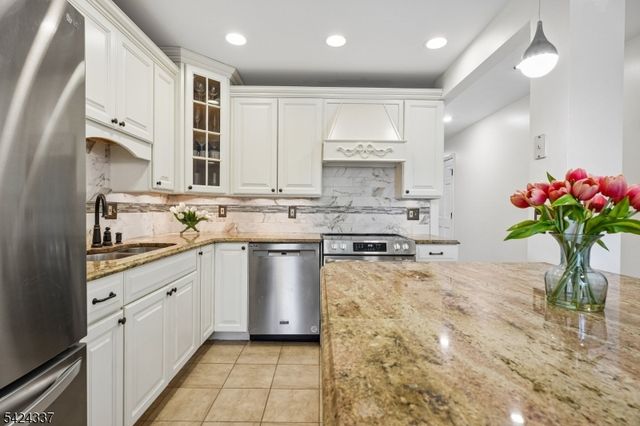 106 Stephanie Dr, North Caldwell Boro, NJ 07006