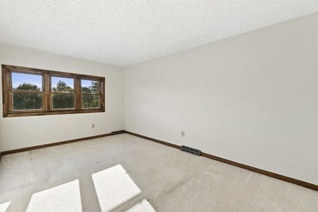 19 Gloucester Lane, Nashua, NH 03063