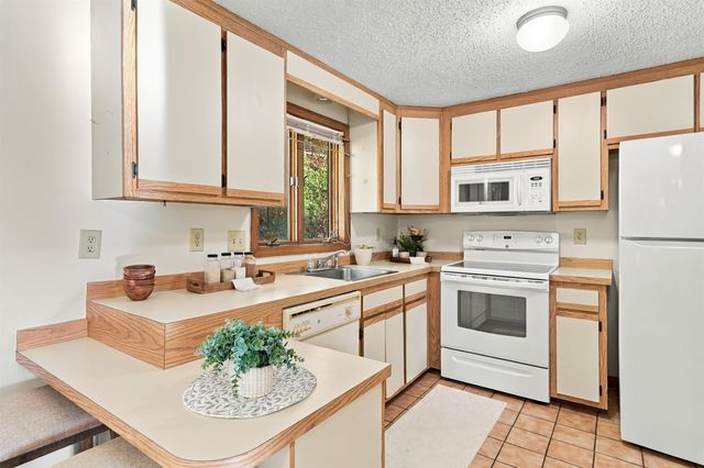 19 Gloucester Lane, Nashua, NH 03063
