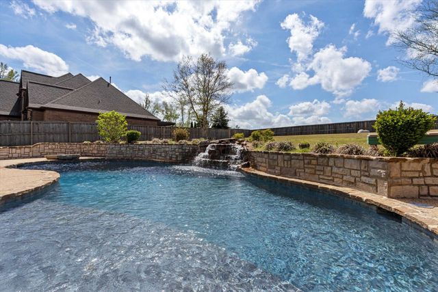 107 WATERS EDGE CV, Atoka, TN 38004