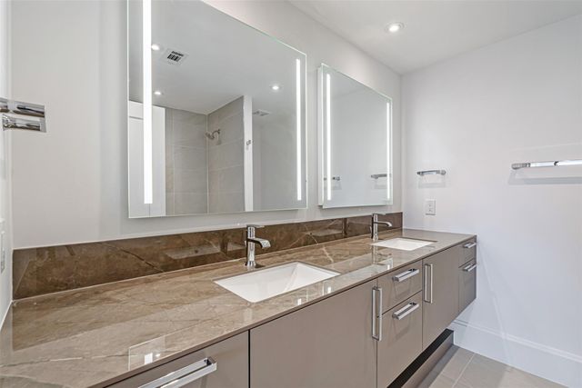 1701 Hermann Drive 34L, Houston, TX 77004