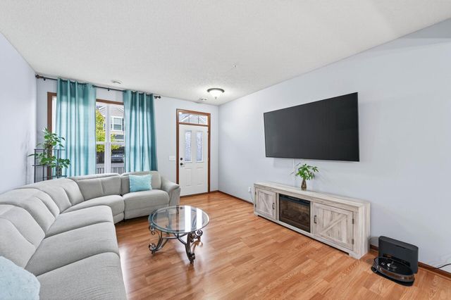 1956 Commonwealth Boulevard 2, Chanhassen, MN 55317