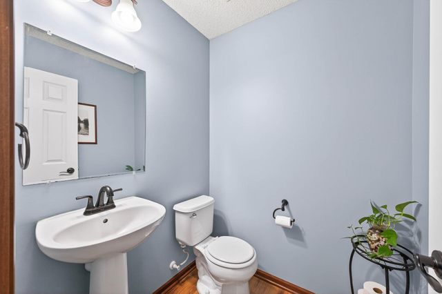 1956 Commonwealth Boulevard 2, Chanhassen, MN 55317