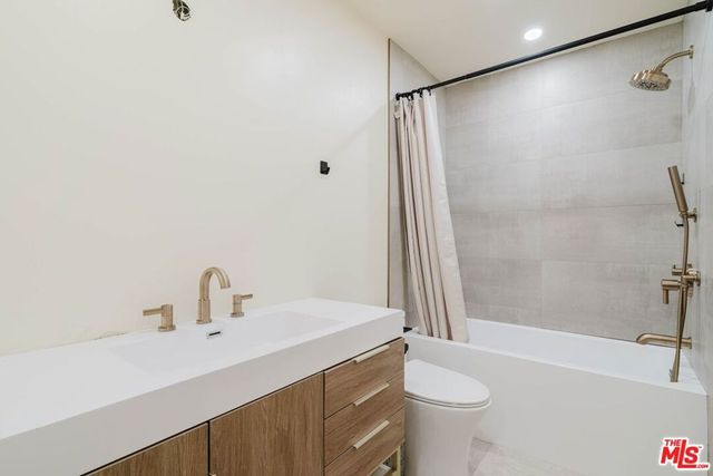 9659 Via Torino 149, Burbank, CA 91504