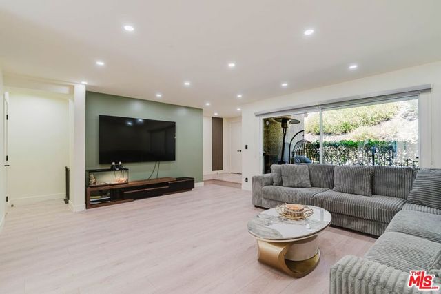 9659 Via Torino 149, Burbank, CA 91504
