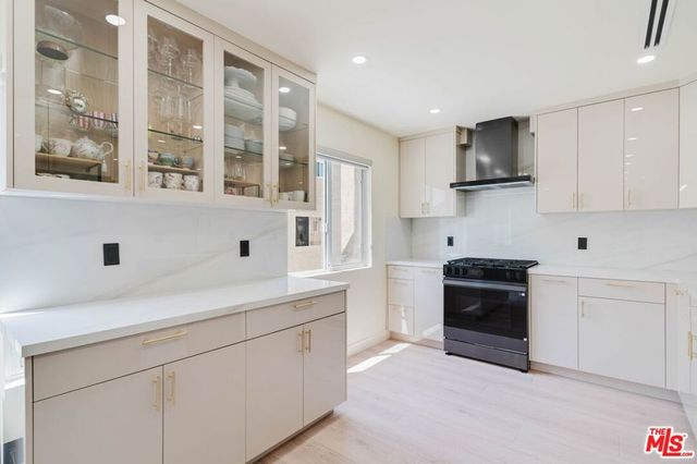 9659 Via Torino 149, Burbank, CA 91504
