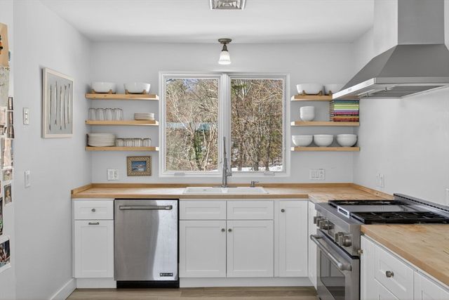 44 Seabury Point Rd, Duxbury, MA 02332