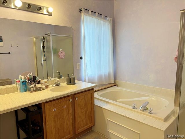 2108 Lagoon Drive, Rochester Hills, MI 48309