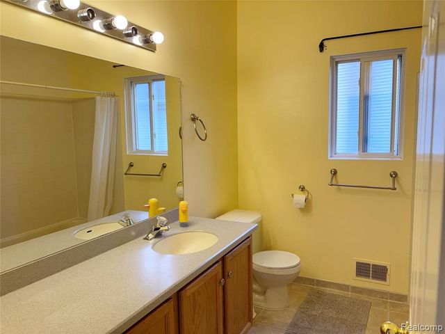 2108 Lagoon Drive, Rochester Hills, MI 48309