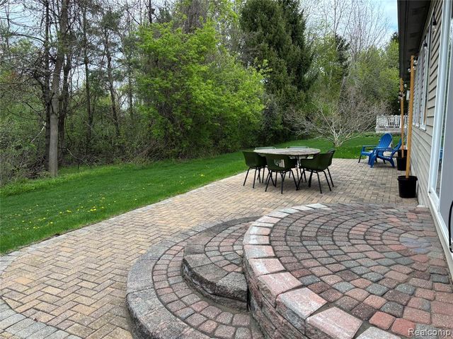 2108 Lagoon Drive, Rochester Hills, MI 48309