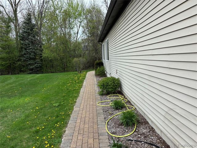 2108 Lagoon Drive, Rochester Hills, MI 48309