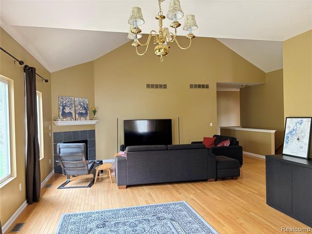 2108 Lagoon Drive, Rochester Hills, MI 48309