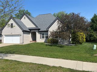 2108 Lagoon Drive, Rochester Hills, MI 48309