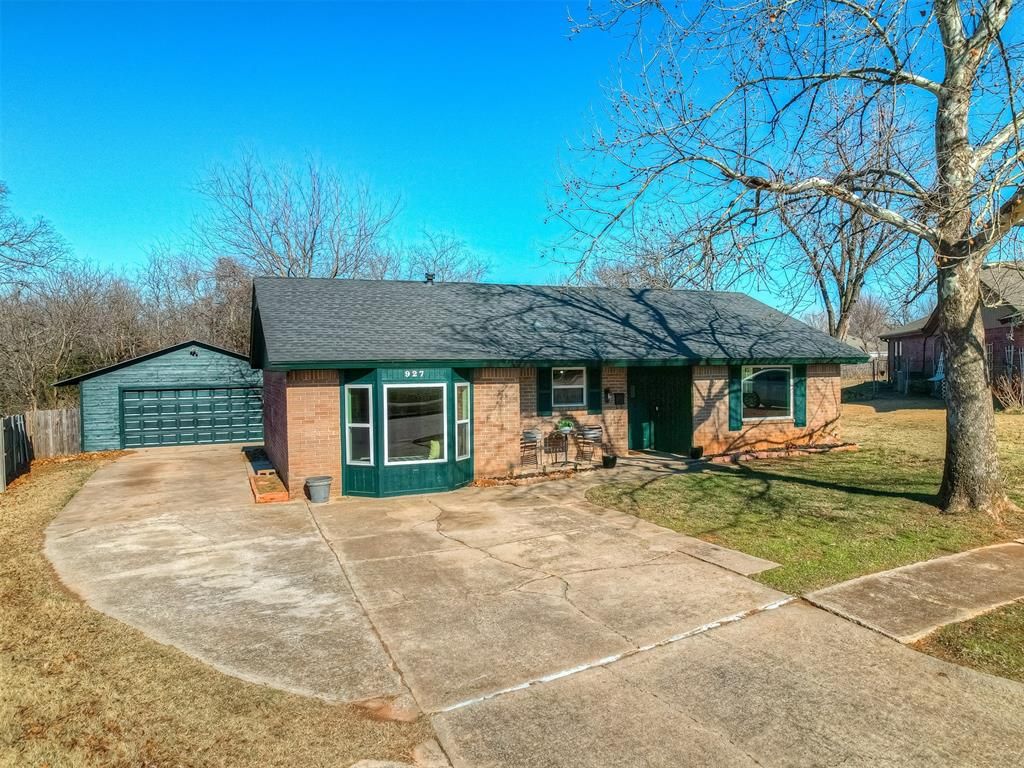 Image 1 of property listing at 927 Woodlake Drive, Norman, OK 73071