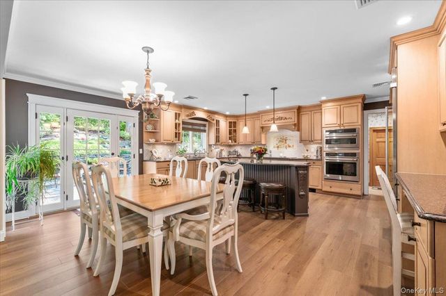 10 Serene Court, Dix Hills, NY 11746