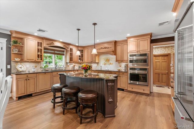 10 Serene Court, Dix Hills, NY 11746