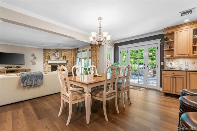 10 Serene Court, Dix Hills, NY 11746
