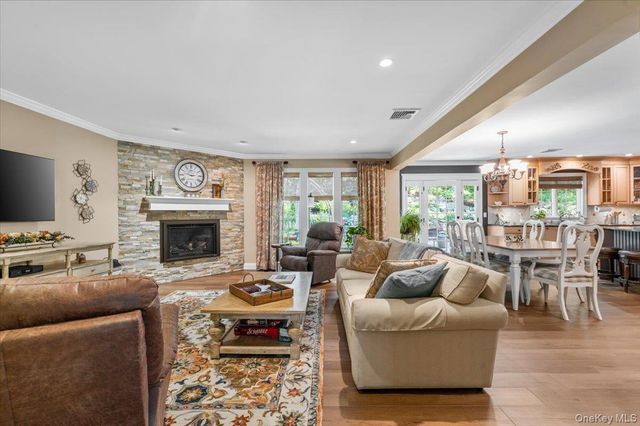 10 Serene Court, Dix Hills, NY 11746