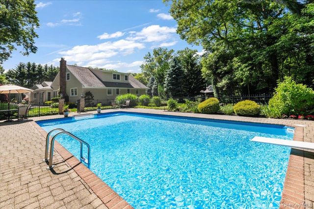 10 Serene Court, Dix Hills, NY 11746
