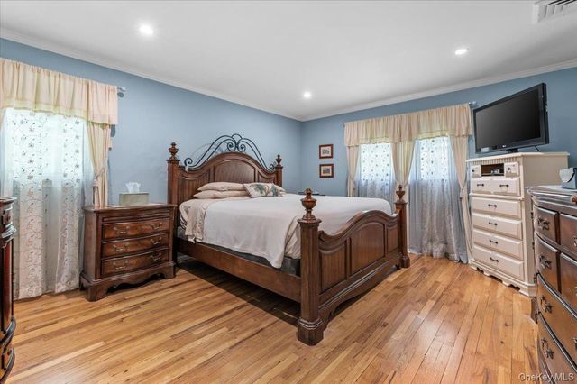 10 Serene Court, Dix Hills, NY 11746