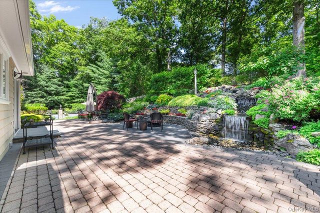 10 Serene Court, Dix Hills, NY 11746