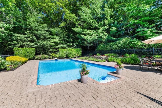 10 Serene Court, Dix Hills, NY 11746