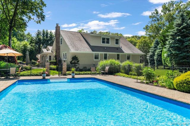 10 Serene Court, Dix Hills, NY 11746