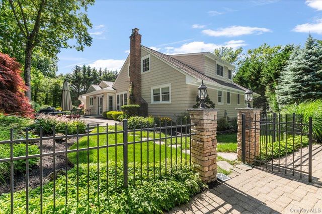 10 Serene Court, Dix Hills, NY 11746