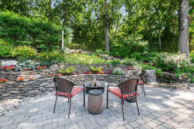 10 Serene Court, Dix Hills, NY 11746