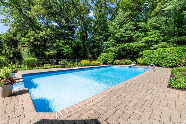 10 Serene Court, Dix Hills, NY 11746