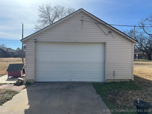 900 W 10th Street, Okmulgee, OK 74447