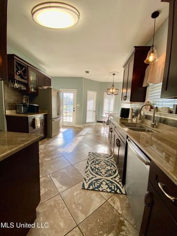 31 Cove Lake Road, Carriere, MS 39426