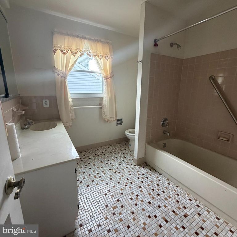 Image 11 of property listing at 15162 WAYSIDE RD, Philadelphia, PA 19116