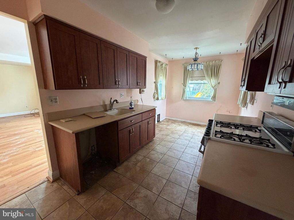 Image 4 of property listing at 15162 WAYSIDE RD, Philadelphia, PA 19116