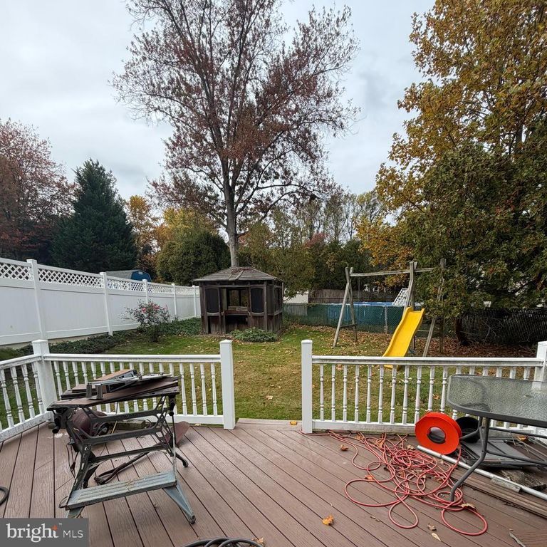 Image 5 of property listing at 15162 WAYSIDE RD, Philadelphia, PA 19116