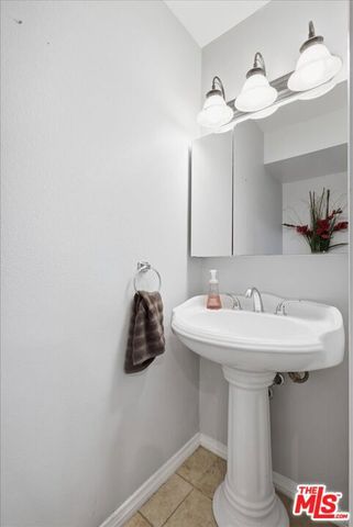 9562 Via Bernardo, Burbank, CA 91504