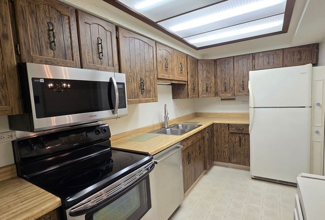 650 Whitney Court 108, Gurnee, IL 60031