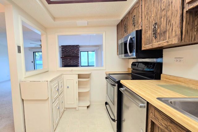 650 Whitney Court 108, Gurnee, IL 60031