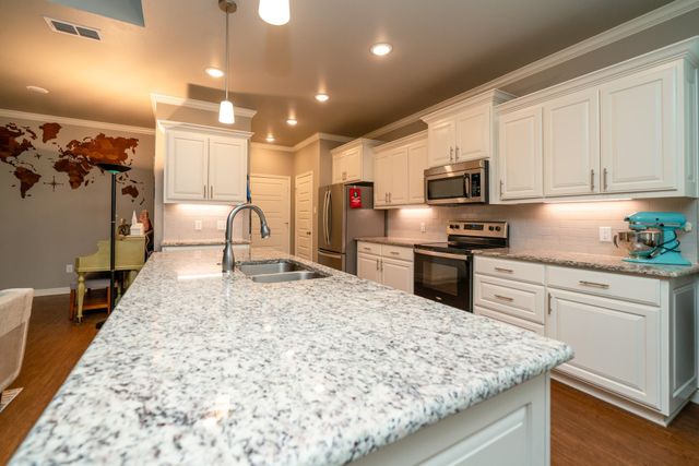 527 E Center St, White Oak, TX 75693