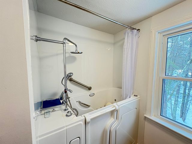 11 Scottsdale Drive, Hudson, NH 03051