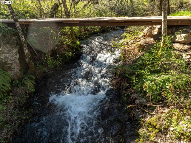 455 COUNTRY CLUB Rd, Hood River, OR 97031