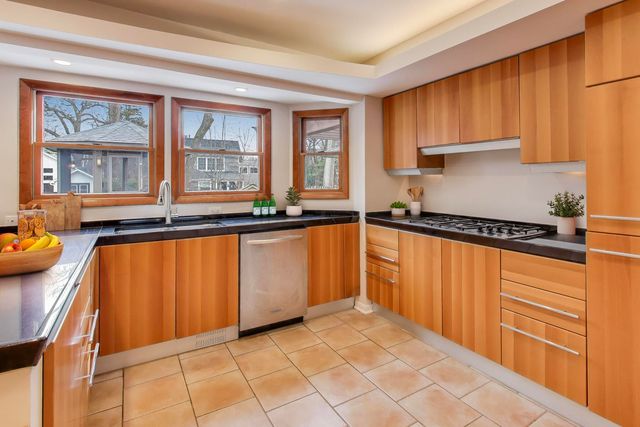 28 Muirwood Drive, Glen Ellyn, IL 60137