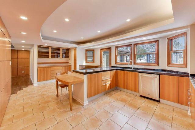 28 Muirwood Drive, Glen Ellyn, IL 60137