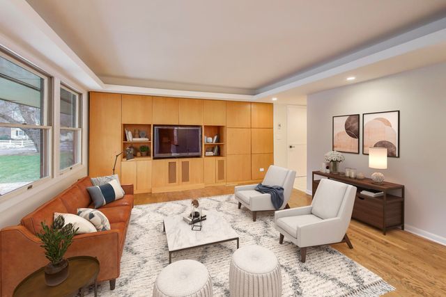 28 Muirwood Drive, Glen Ellyn, IL 60137