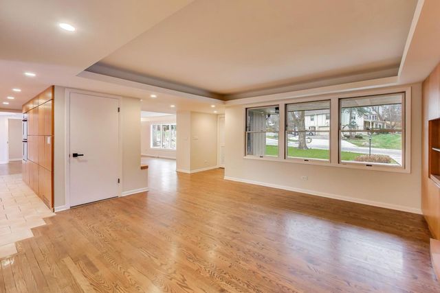 28 Muirwood Drive, Glen Ellyn, IL 60137