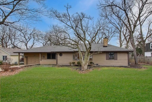 28 Muirwood Drive, Glen Ellyn, IL 60137